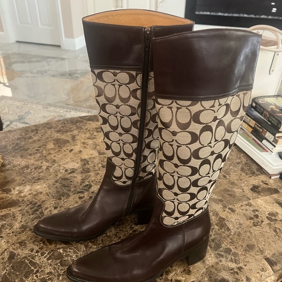 Gorgeous Coach signature riding boots - Picture 4 of 8